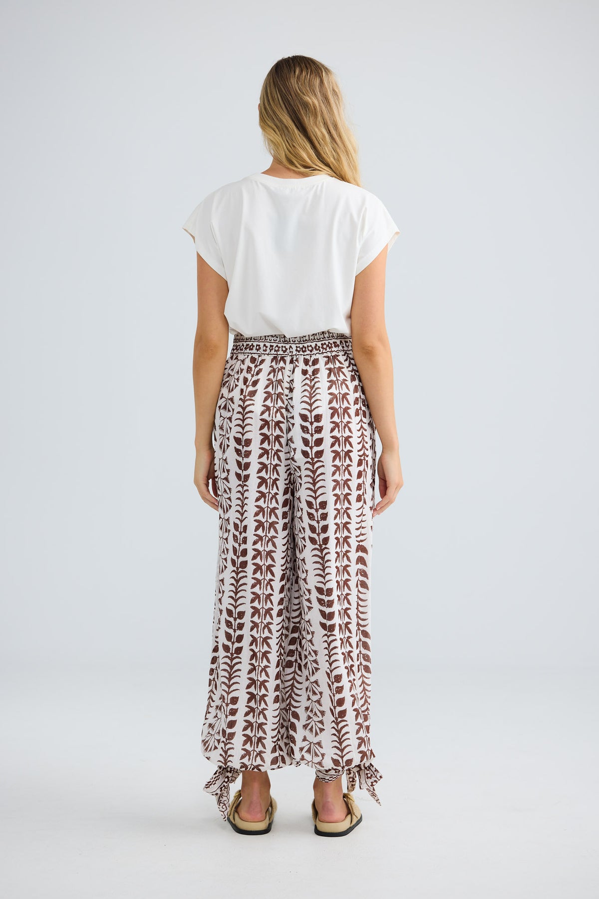 Clairo Pant in chocolate paro with a balloon silhouette.